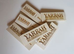 broches en bois gravées