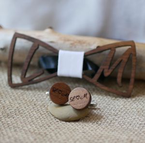 Boutons de manchette en bois et noeud papillon