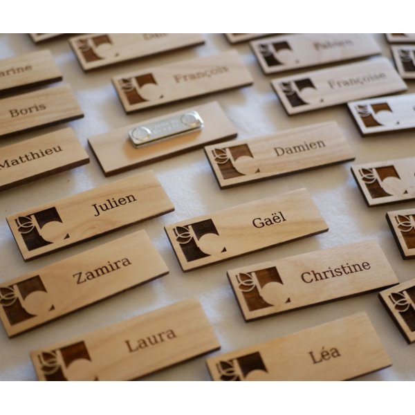 Badge en bois logo entreprise et nom