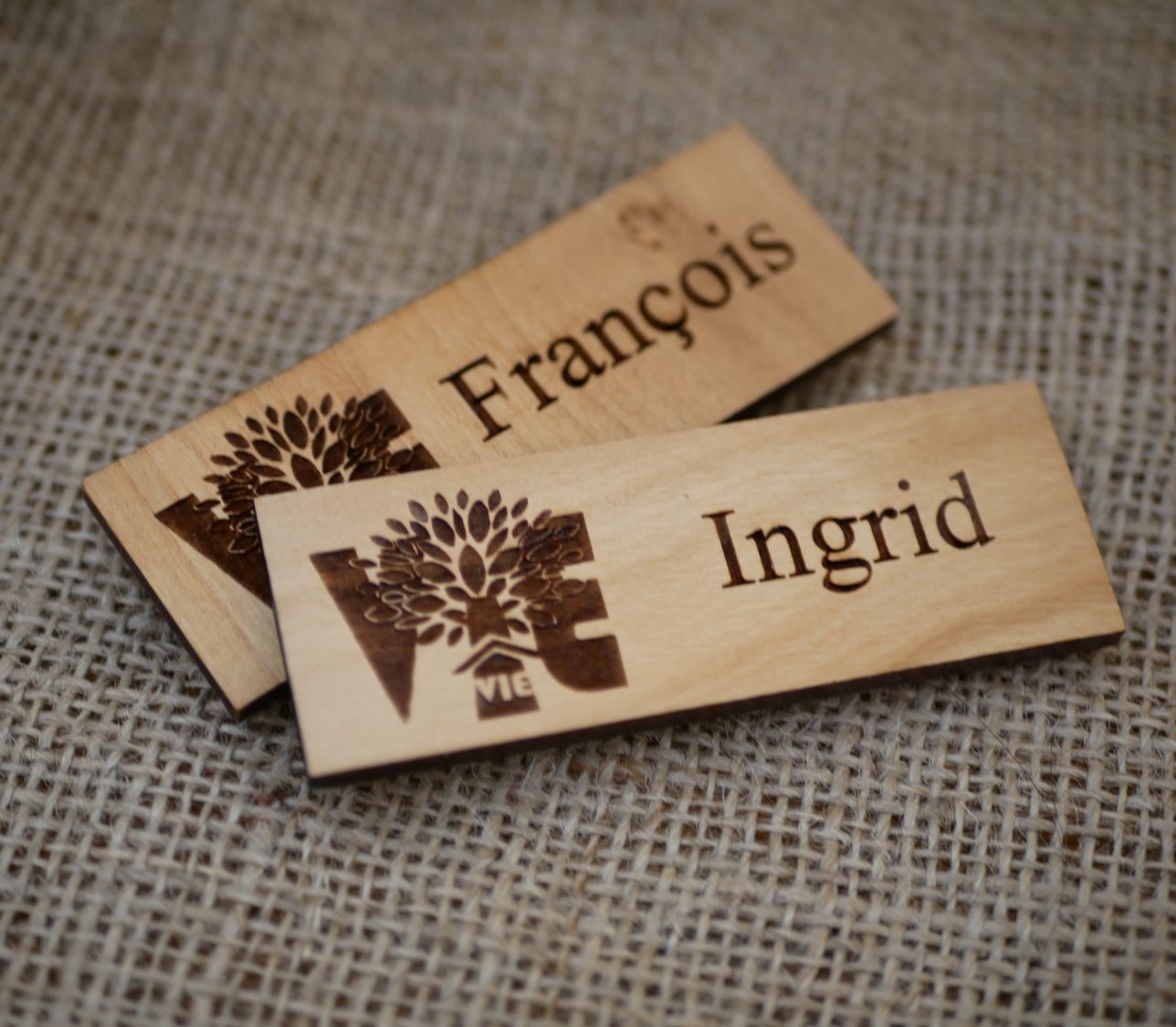 Badge en bois logo entreprise et nom