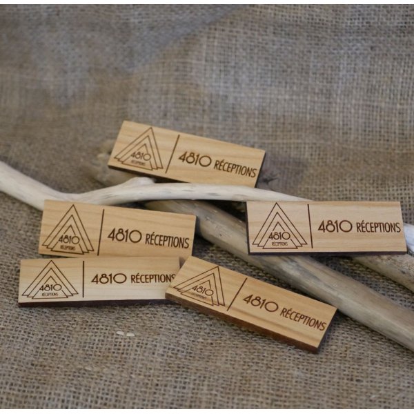 Badge en bois logo entreprise et nom
