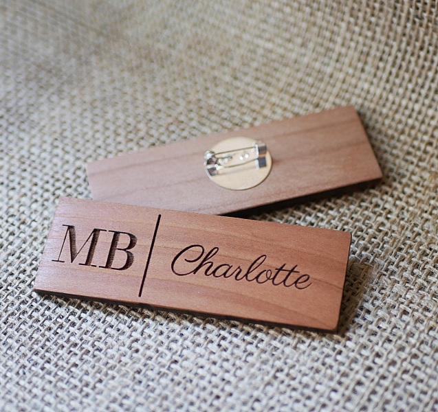 Badge nominatif en bois personnalisé Mots de Bois.