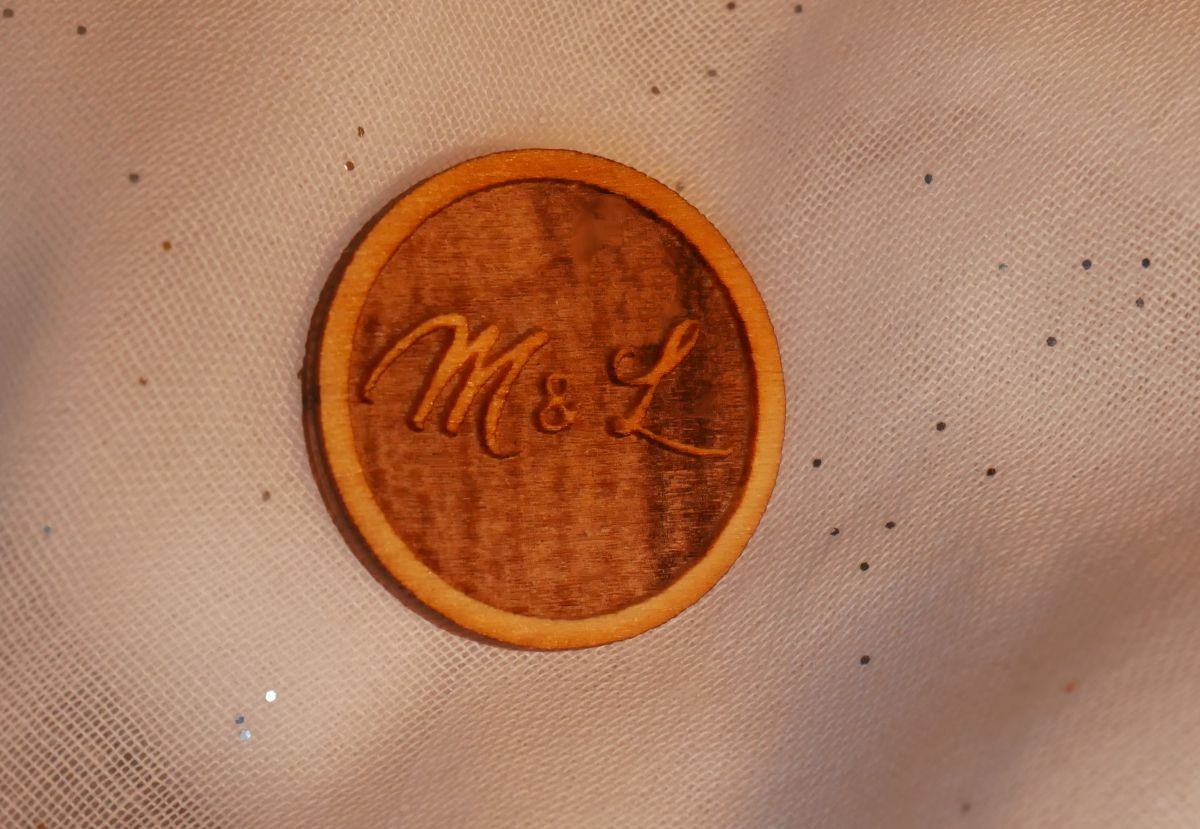 Badge en bois mariage initiales des mariés gravées à personnaliser