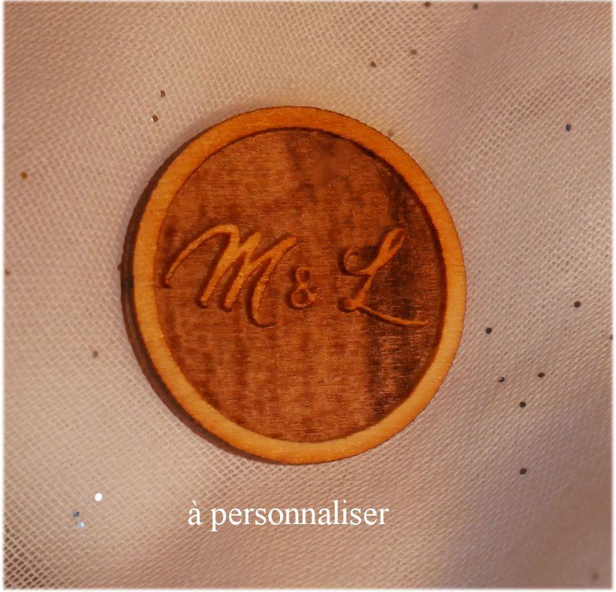 Badge en bois mariage initiales des mariés gravées à personnaliser