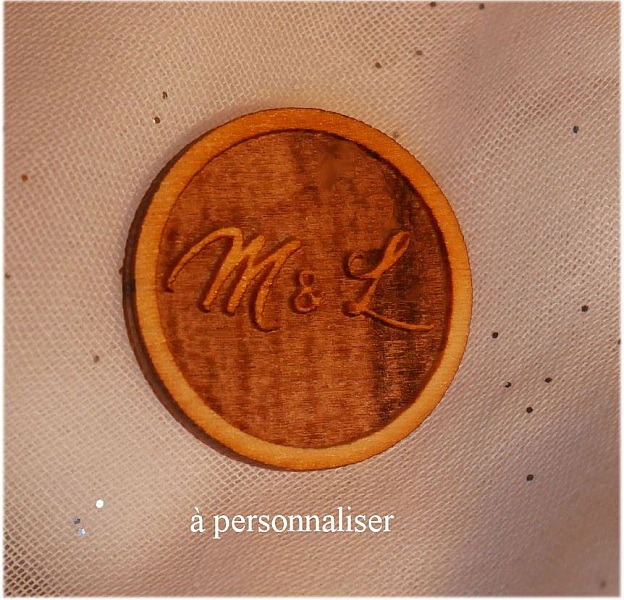 Badge en bois mariage initiales des mari&eacute;s grav&eacute;es &agrave; personnaliser