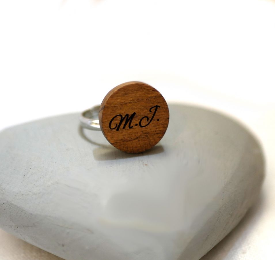 Bague au cabochon bois personnalisé par gravure