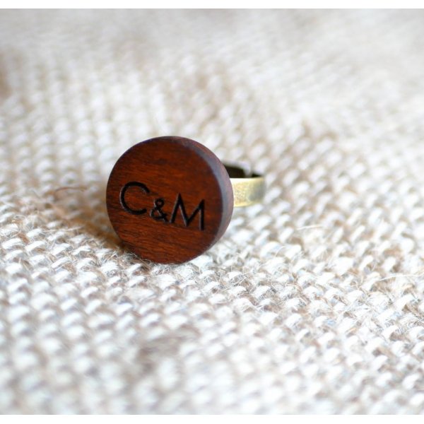 Bague au cabochon bois personnalisé par gravure