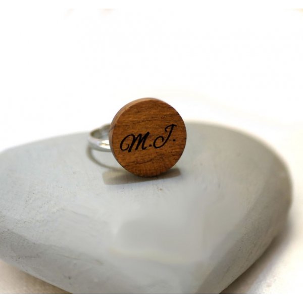 Bague au cabochon bois personnalisé par gravure
