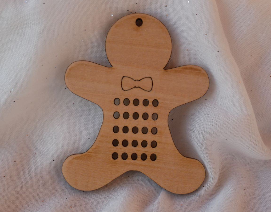 Bonhomme biscuit de Noël en bois à broder et décorer soi-même 