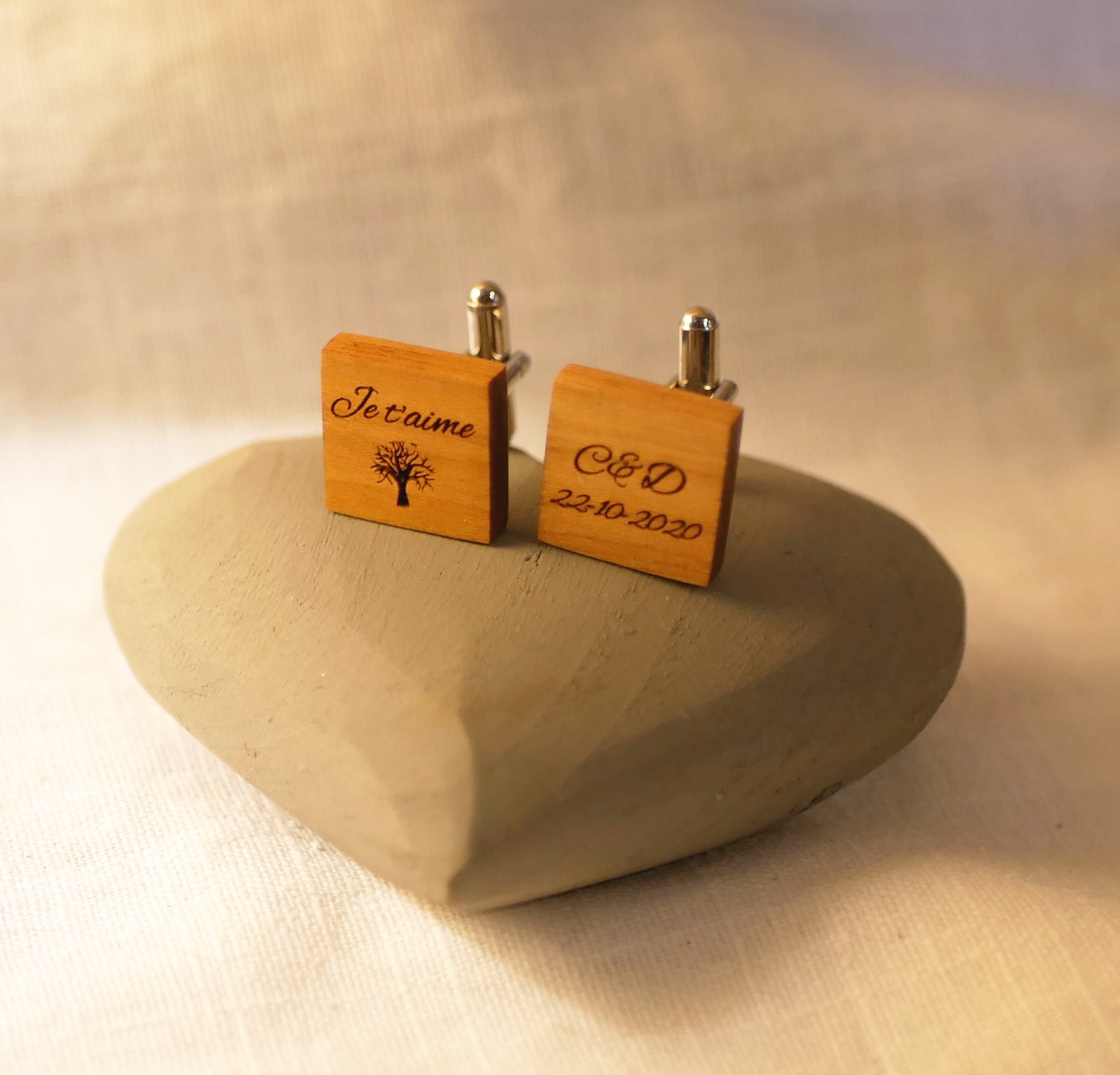 Boutons manchette en bois carr&eacute; &agrave; personnaliser