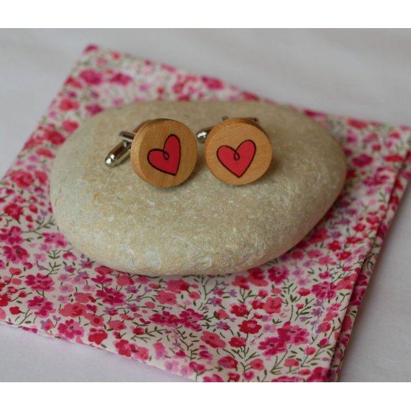 Boutons de manchette bois aux coeurs peints