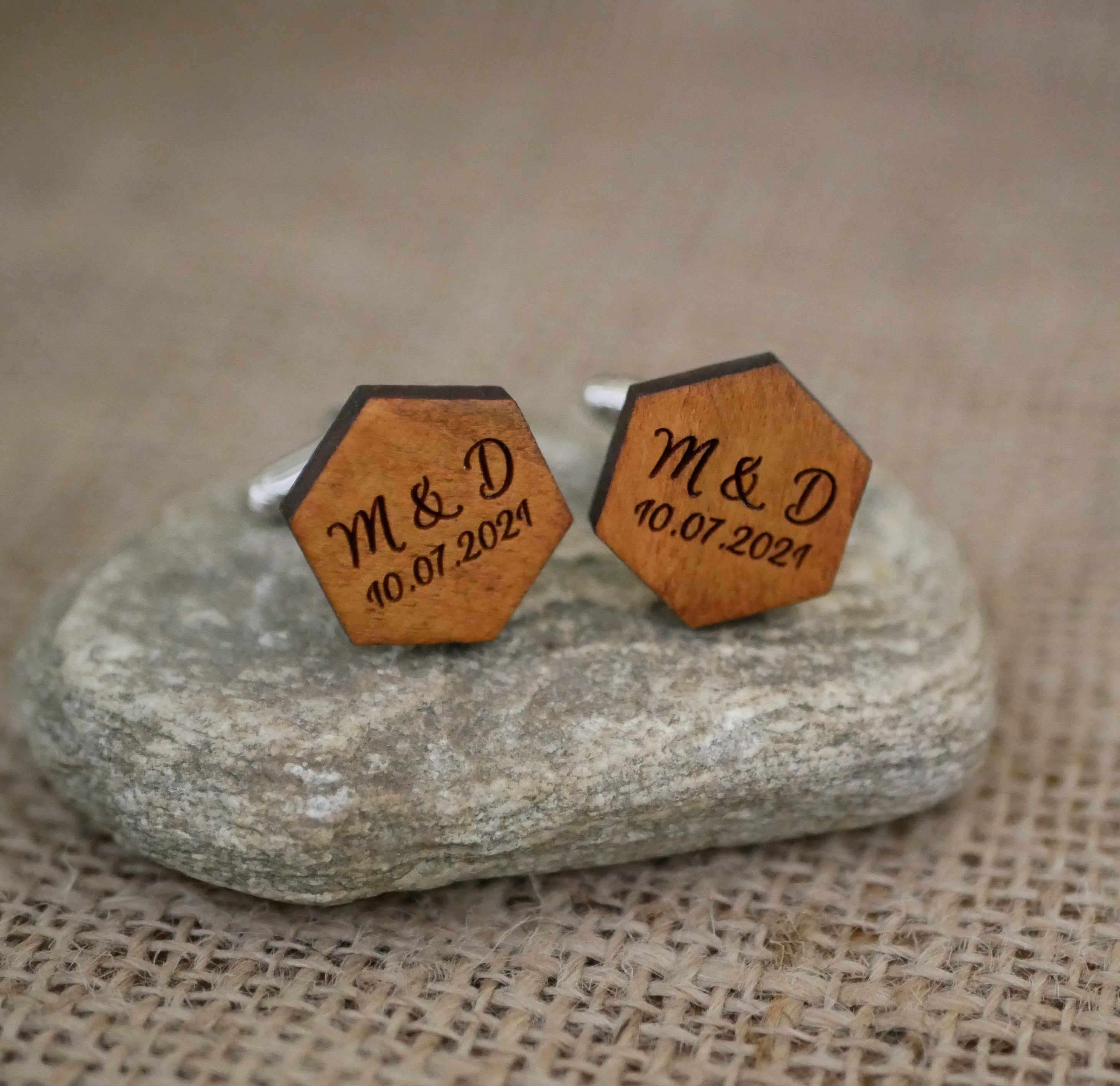 Boutons manchette en bois forme hexagonale  &agrave; personnaliser