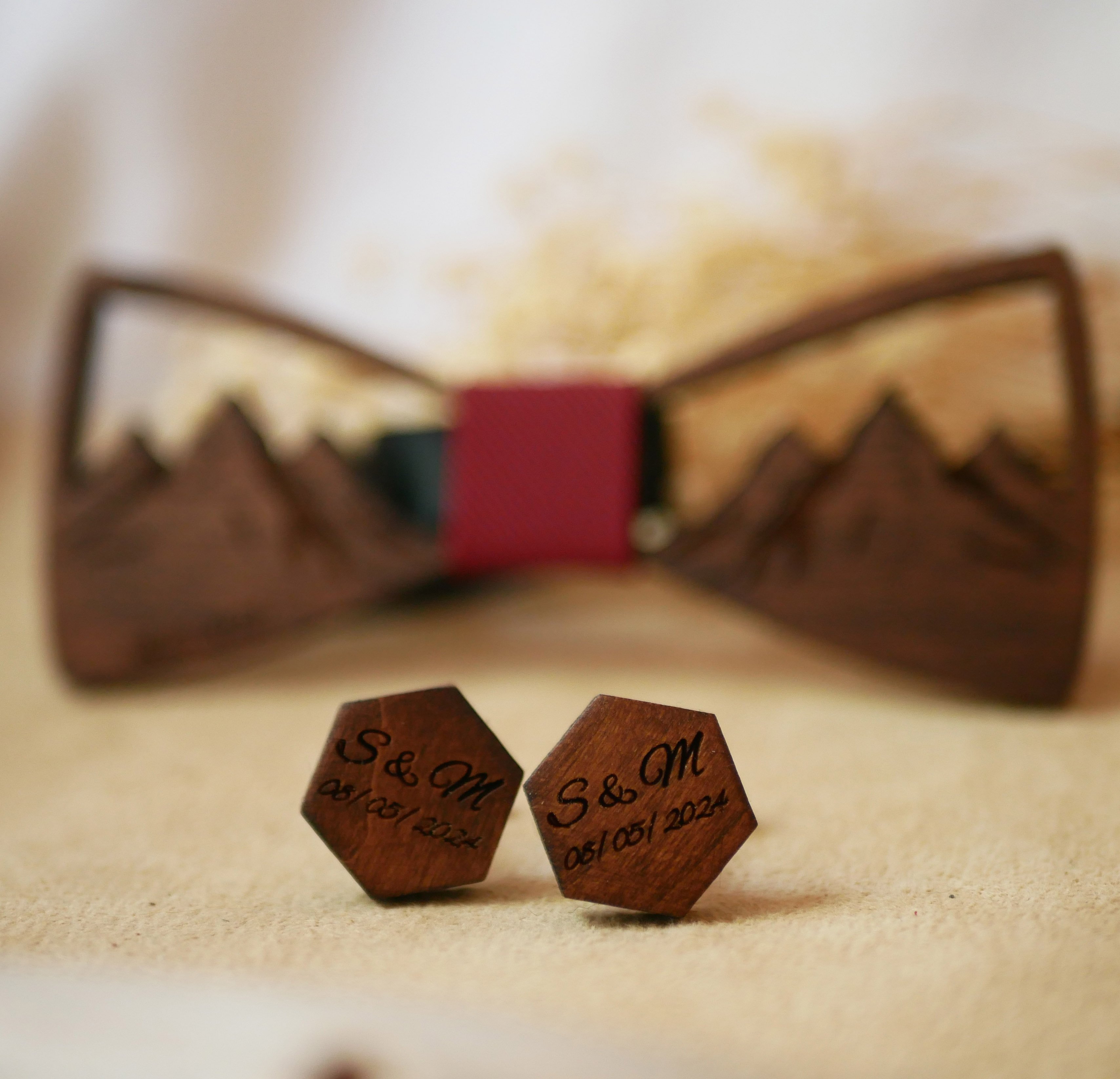 Boutons manchette en bois forme hexagonale  &agrave; personnaliser