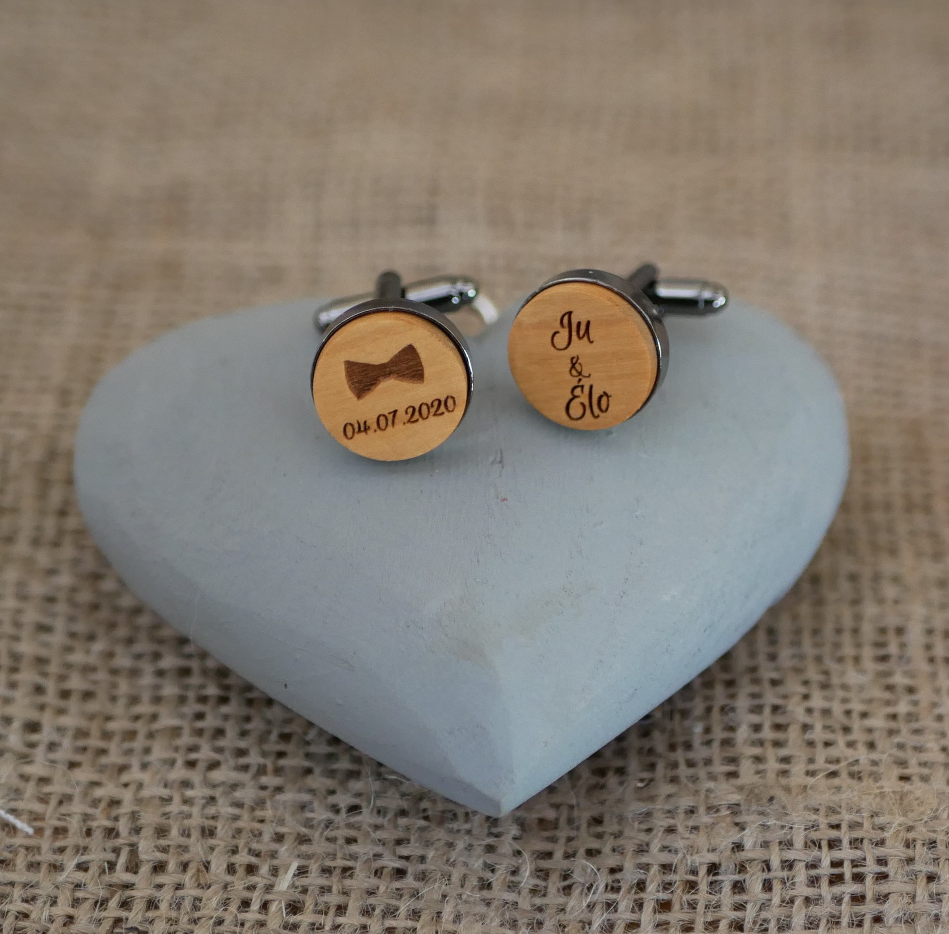 Boutons de manchette bois serti acier fonc&eacute; 16mm personnalisable