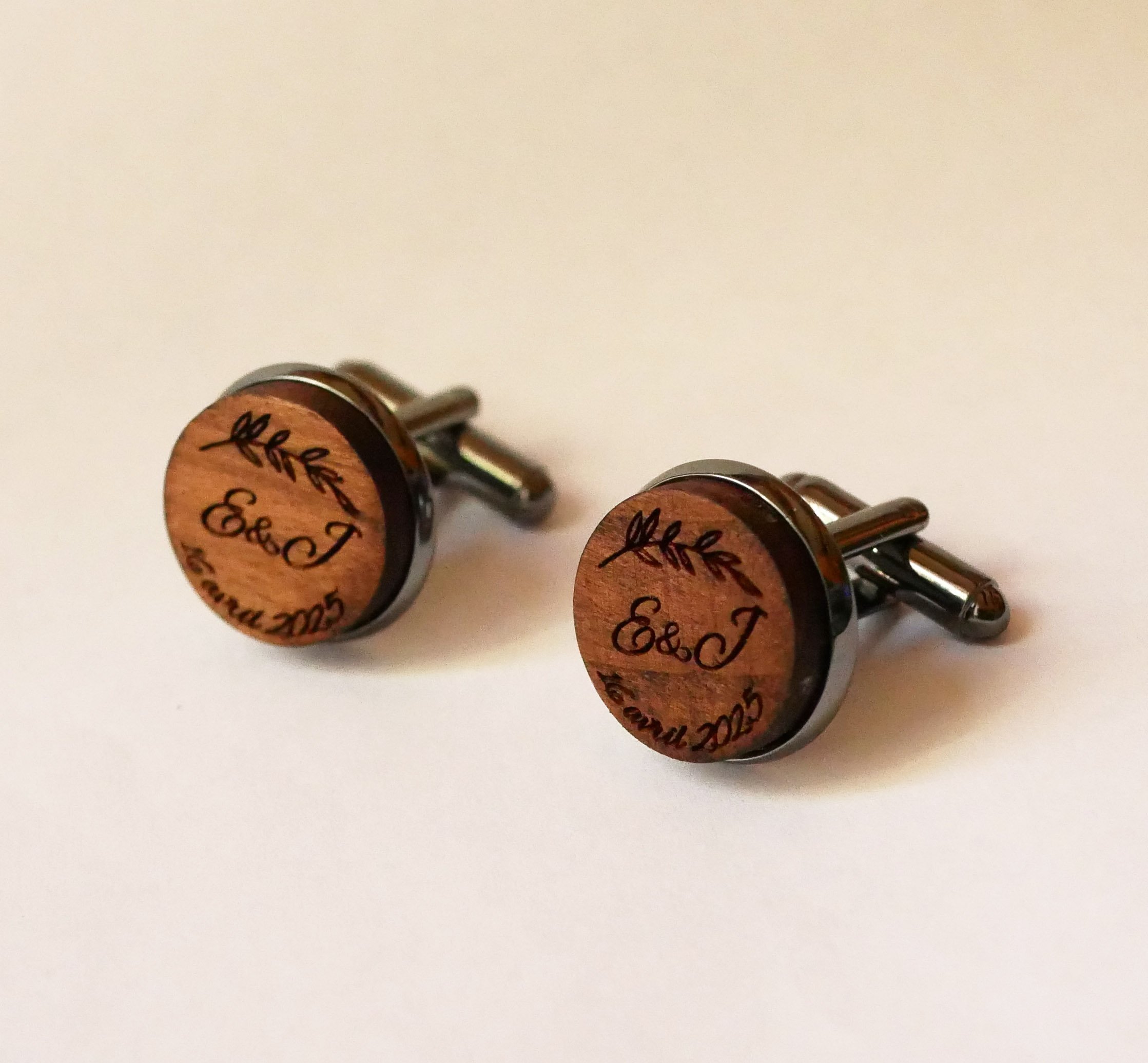 Boutons de manchette bois serti acier foncé 16mm personnalisable