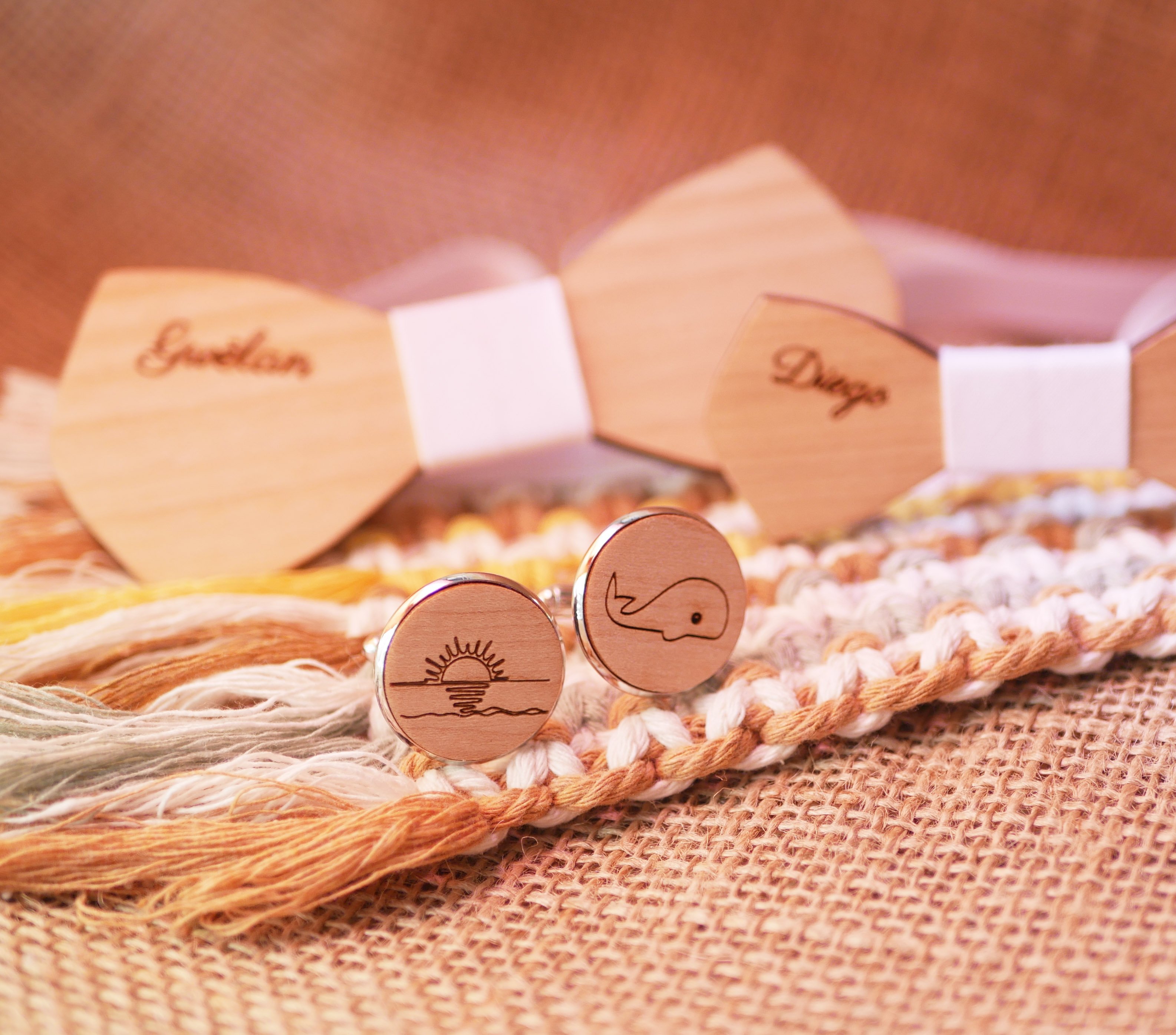 Boutons de manchette cabochon serti dessin grav&eacute;