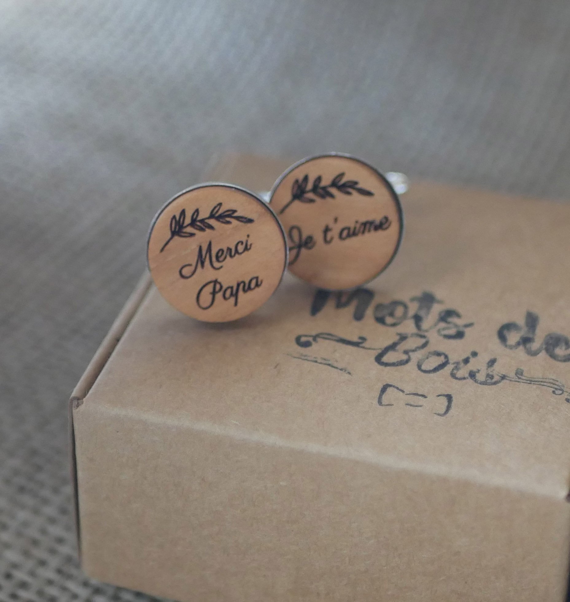 Boutons de manchette sertis argent&eacute;s platinium 16 mm en bois grav&eacute; 