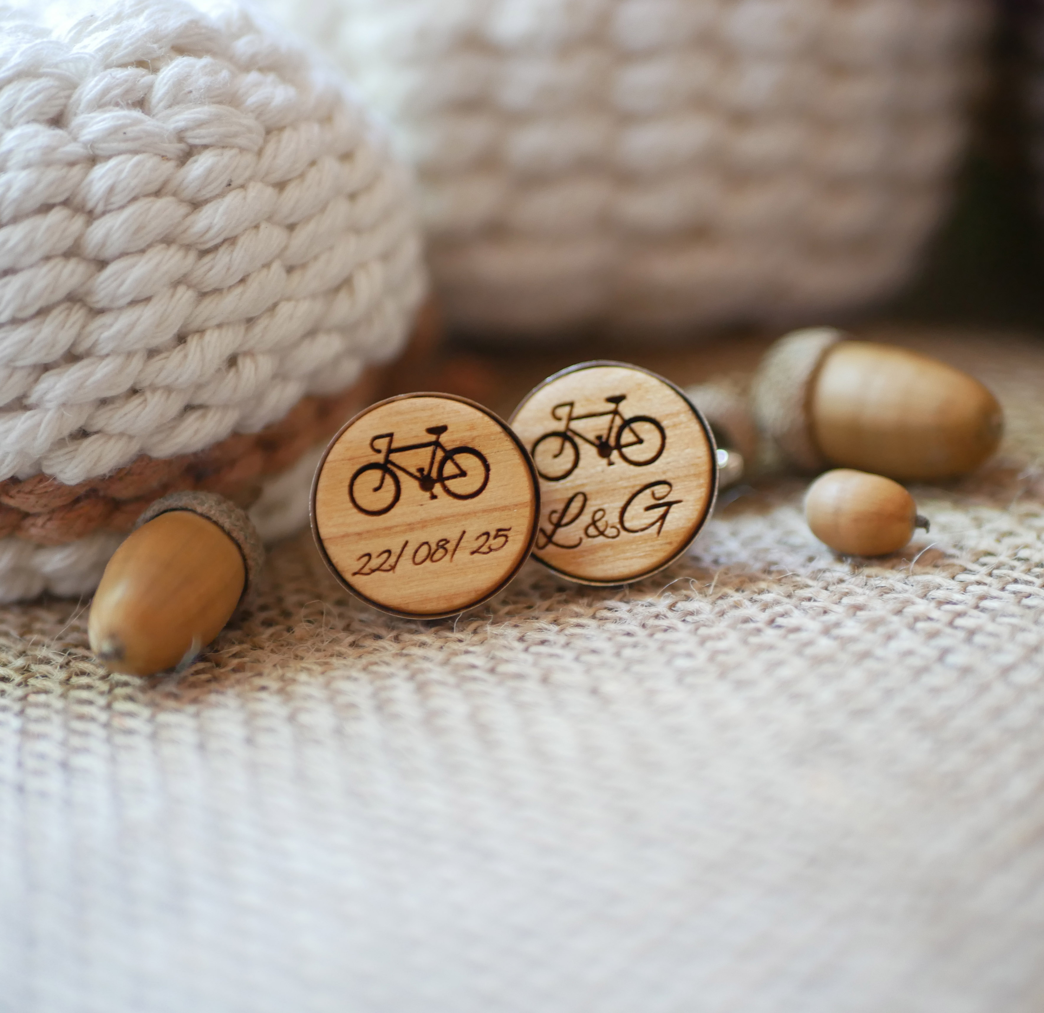 Boutons de manchette sertis argentés platinium 16 mm en bois gravé 