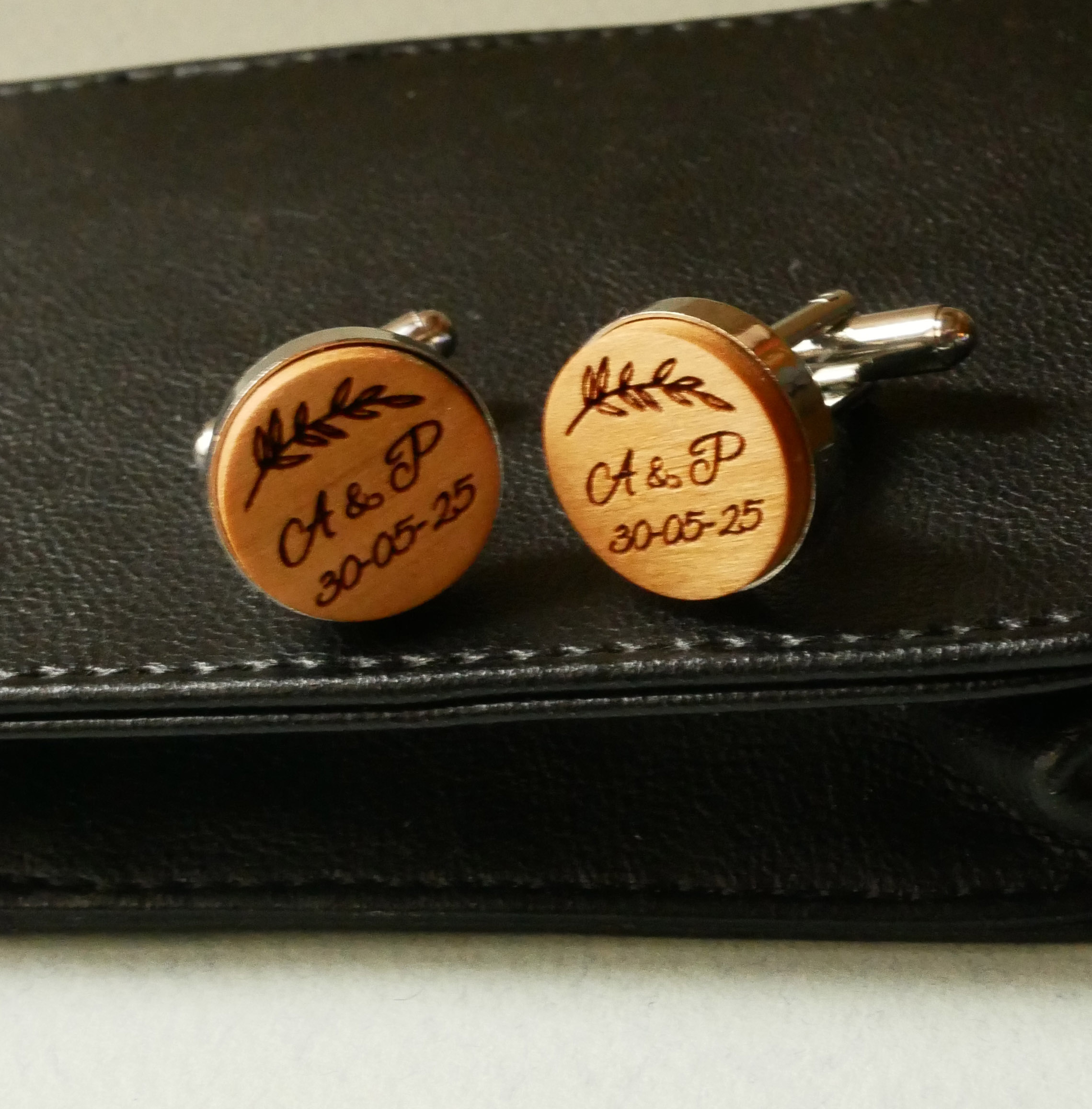 Boutons de manchette sertis argentés platinium 16 mm en bois gravé 