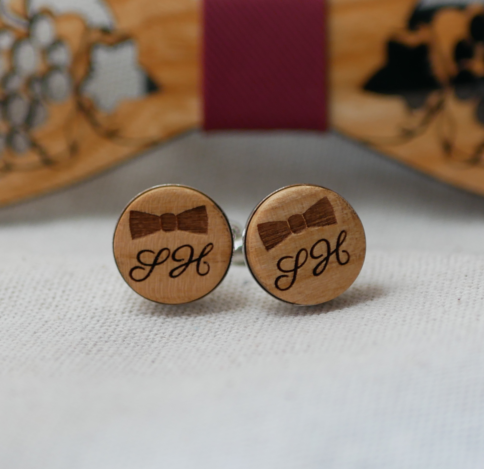 Boutons de manchette sertis argentés platinium 16 mm en bois gravé 