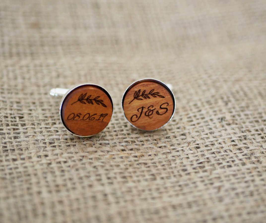 Boutons de manchette sertis argentés platinium 16 mm en bois gravé 