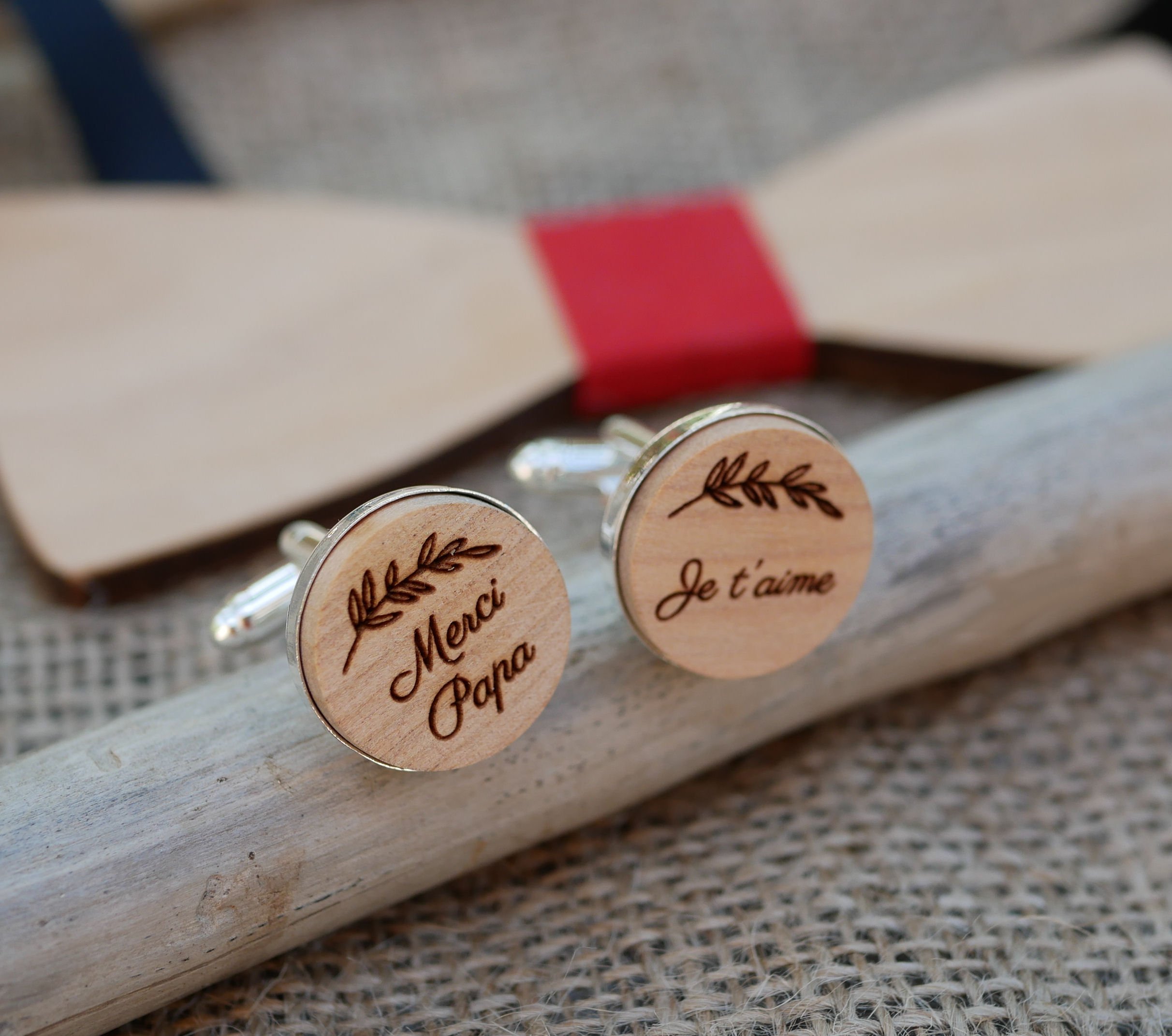 Boutons de manchette sertis argent&eacute;s en bois grav&eacute; 4 tailles au choix