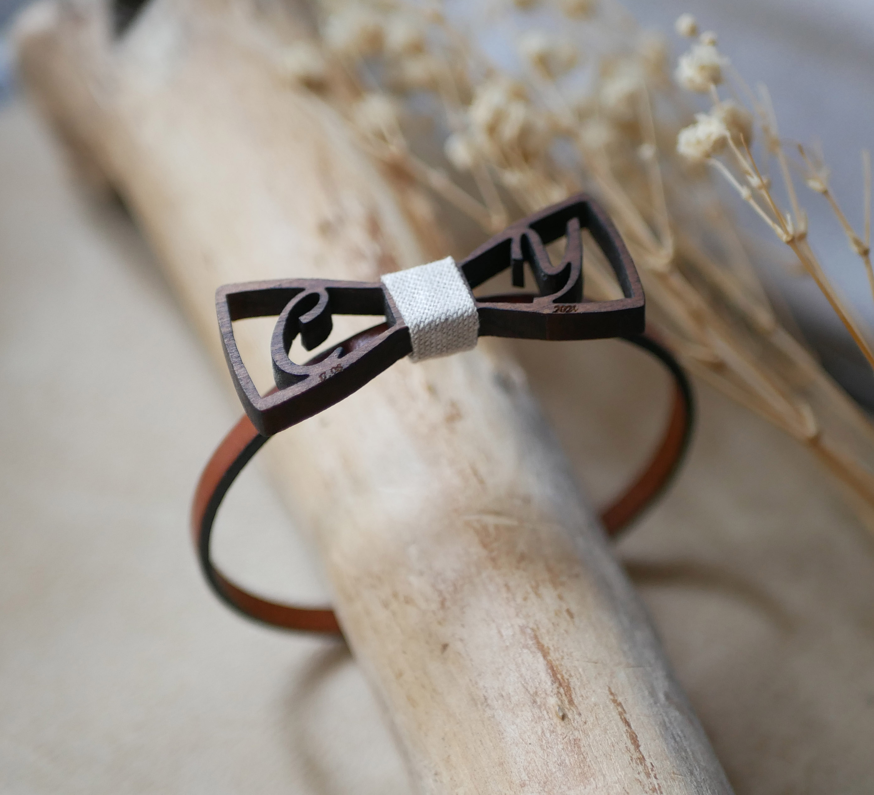 Bracelet cuir au noeud papillon bois miniature initiales ajourées