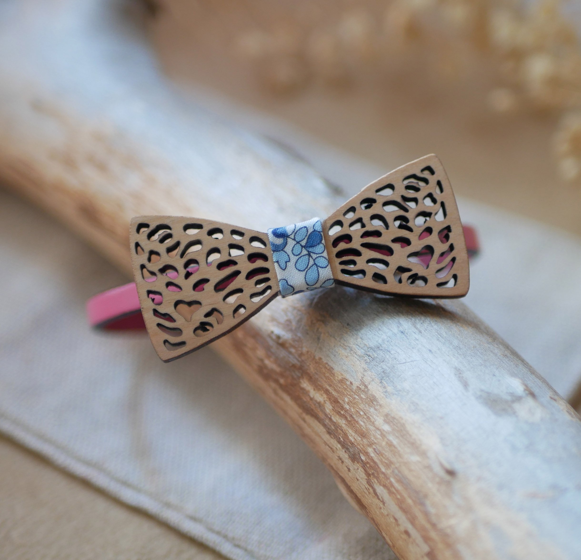 Bracelet cuir au noeud papillon miniature ajouré en bois personnalisable