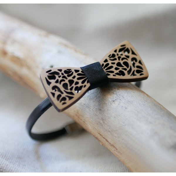 Bracelet cuir au noeud papillon miniature ajouré en bois personnalisable