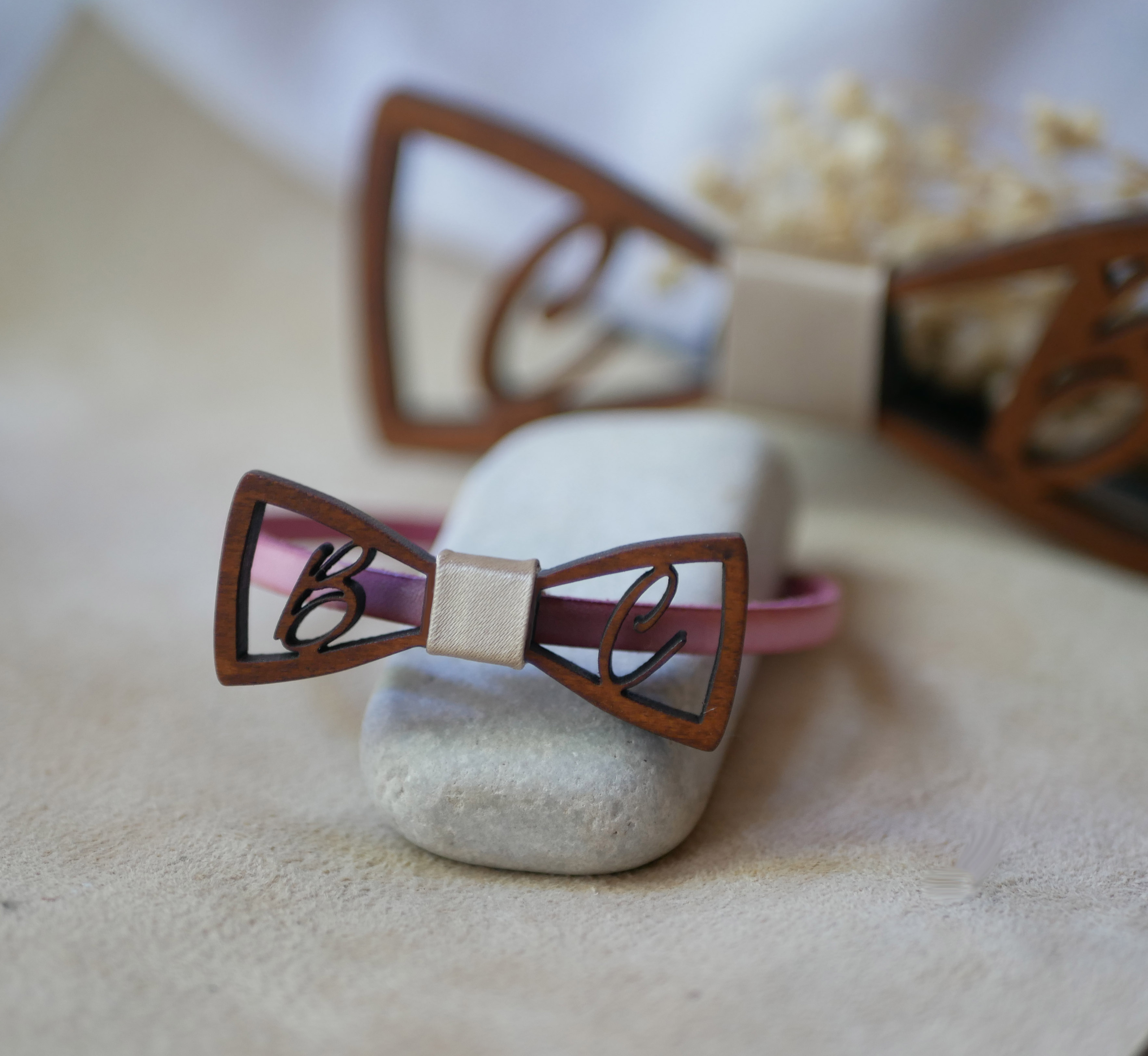 Bracelet cuir au noeud papillon bois miniature initiales ajourées