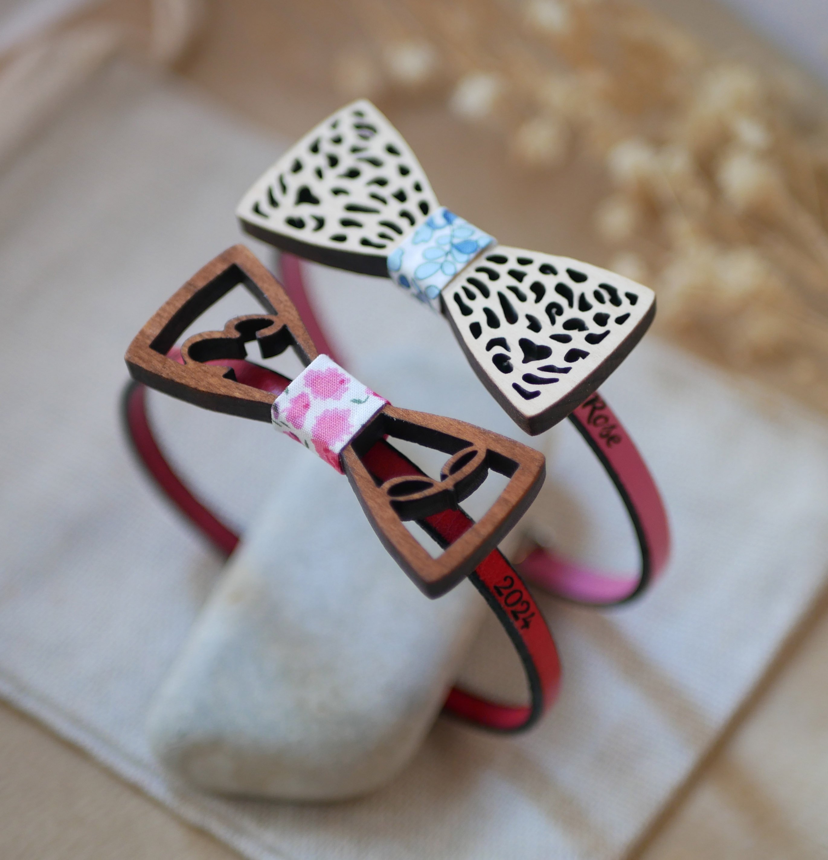 Bracelet cuir au noeud papillon miniature Moustaches en bois personnalisable