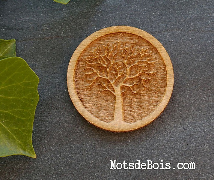 Broche badge en bois Arbre grav&eacute;