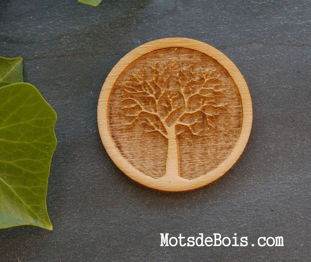 Broche badge en bois Arbre gravé