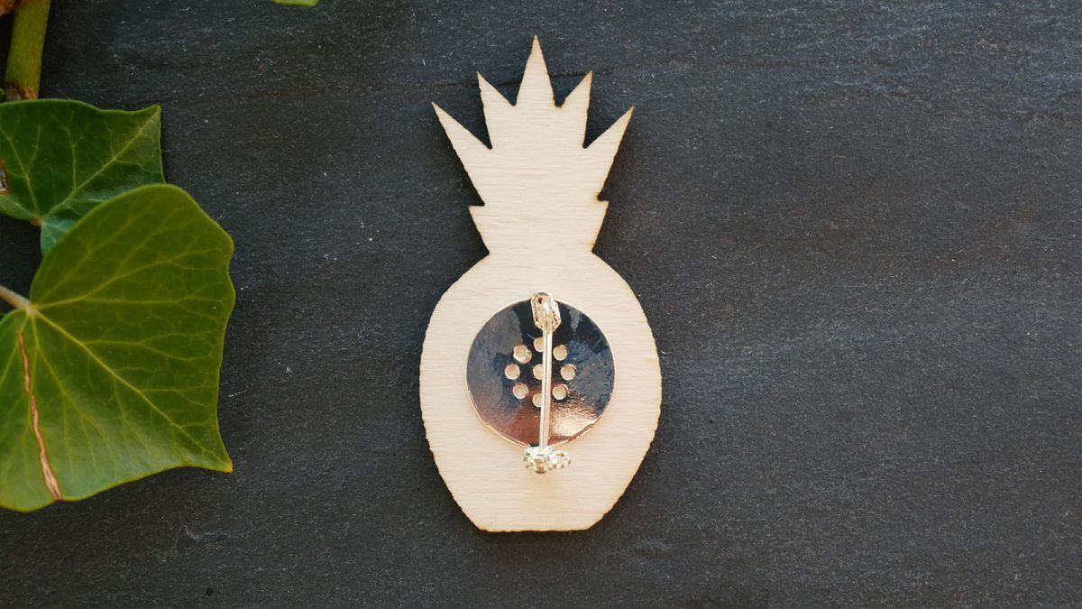 Broche en bois Ananas gravé