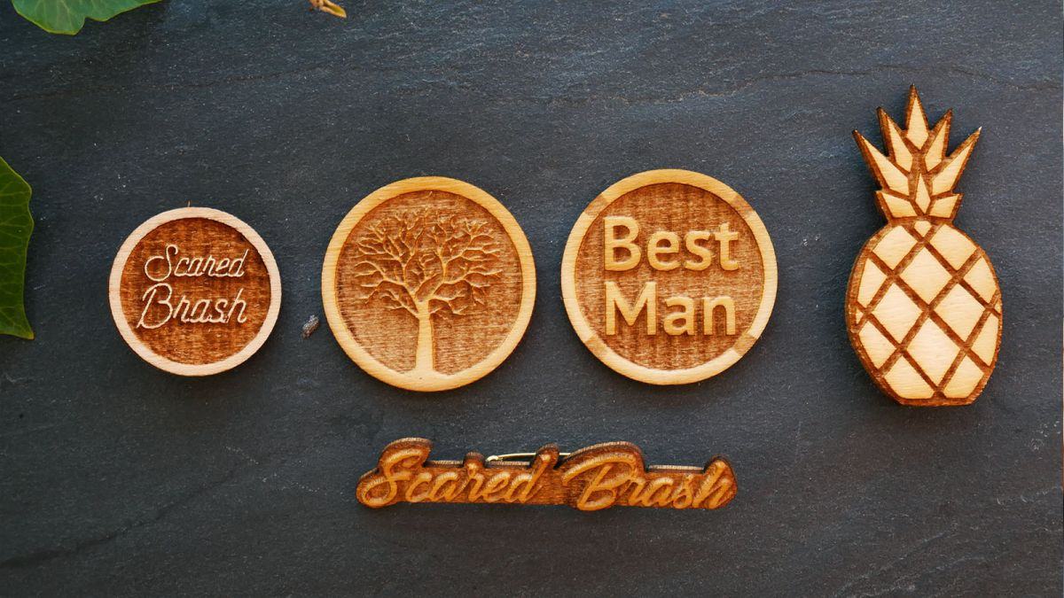 Badge en bois mariage initiales des mariés gravées à personnaliser