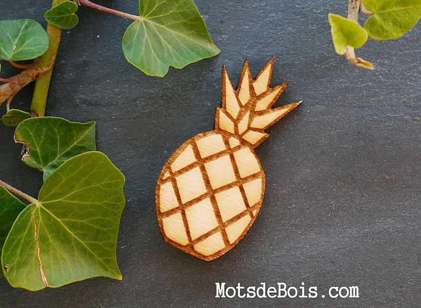Broche en bois Ananas grav&eacute;