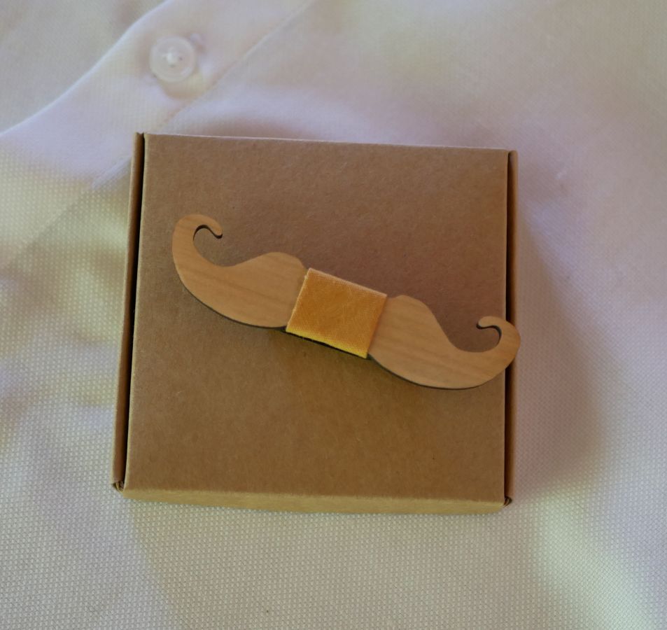 Broche mini noeud pap moustache en bois à personnaliser