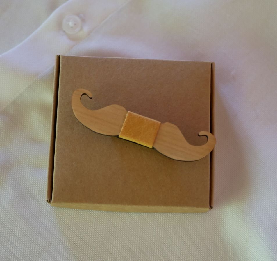 Broche mini noeud pap moustache en bois à personnaliser