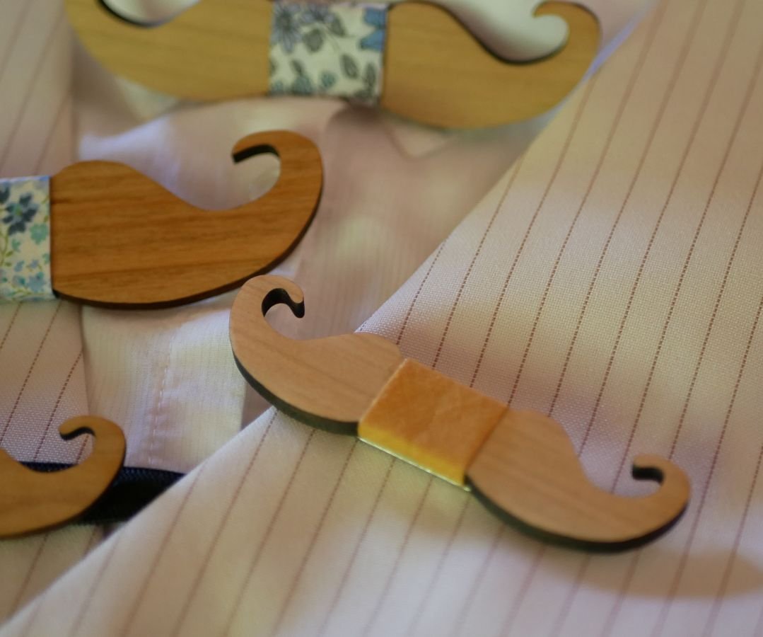 Broche mini noeud pap moustache en bois à personnaliser