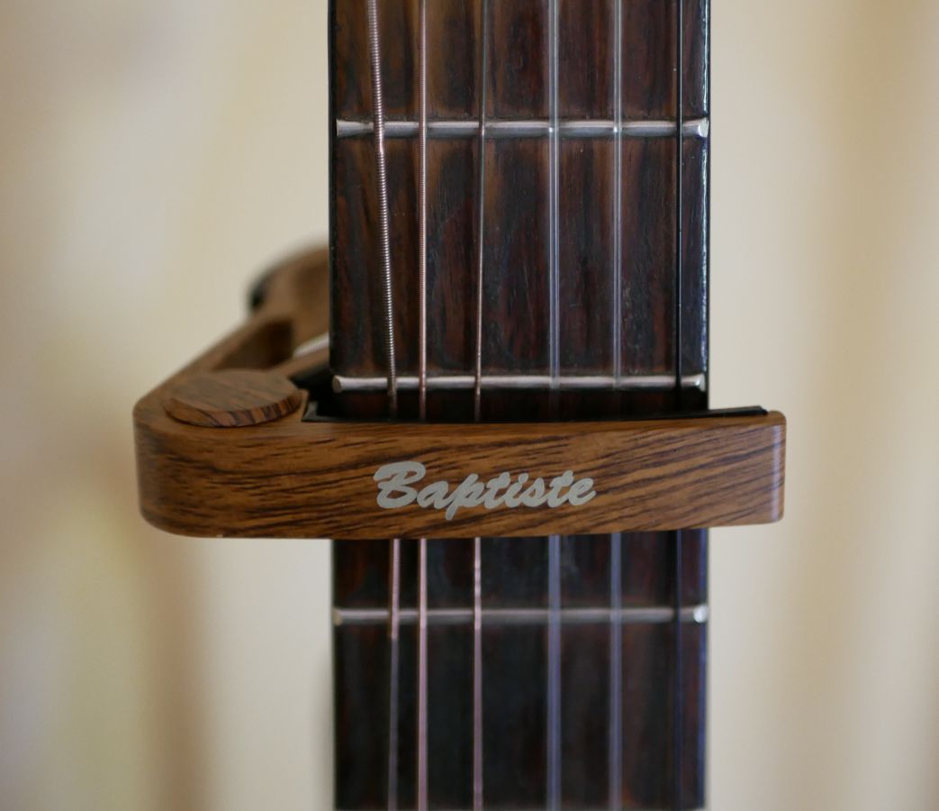 Capo guitare en aluminium gravure dorée à personnaliser