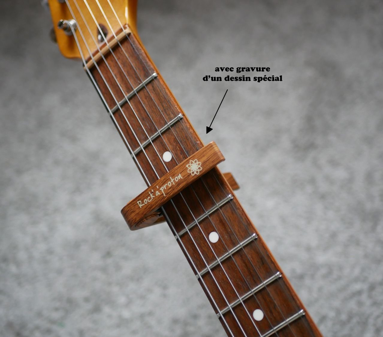 Capo guitare en aluminium gravure dorée à personnaliser