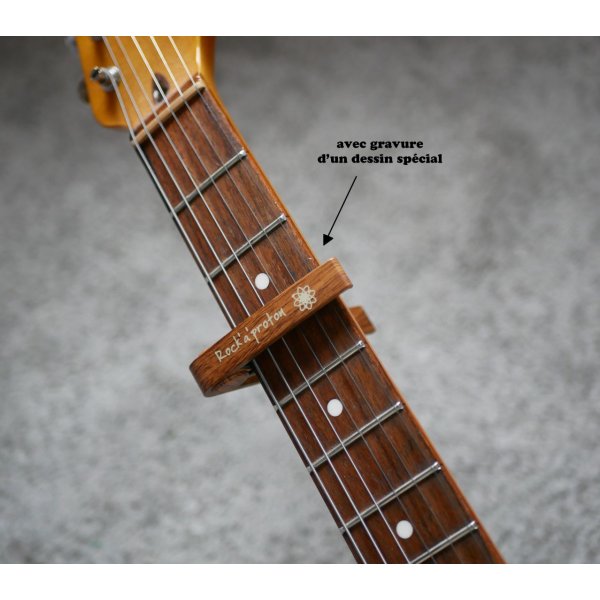 Capo guitare en aluminium gravure dor&eacute;e &agrave; personnaliser