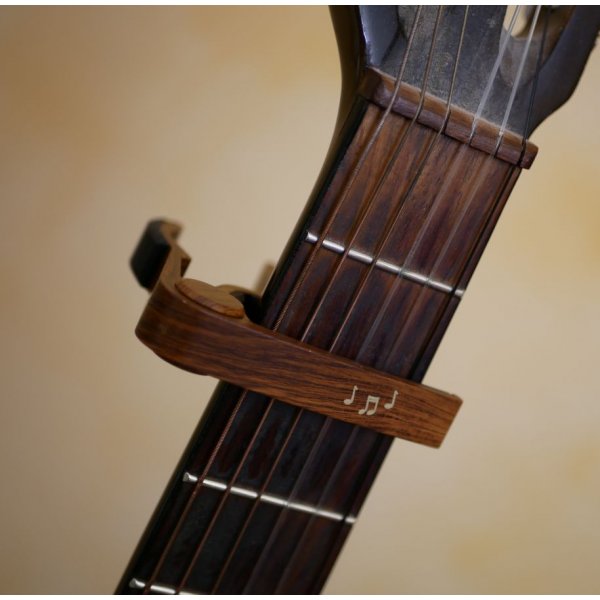 Capo guitare en aluminium gravure dorée à personnaliser