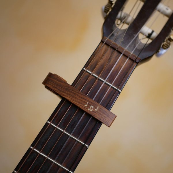 Capo guitare en aluminium gravure dorée à personnaliser