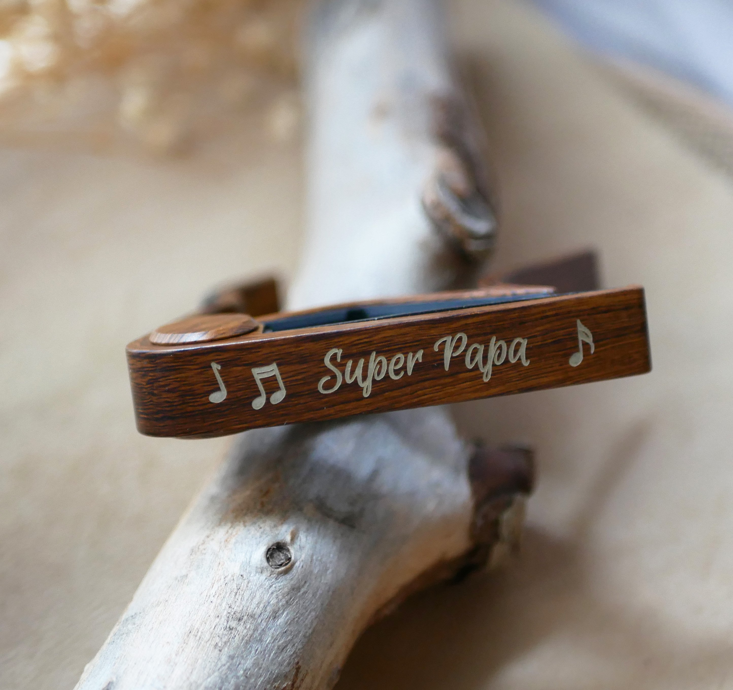 Capo guitare en aluminium gravure dor&eacute;e &agrave; personnaliser