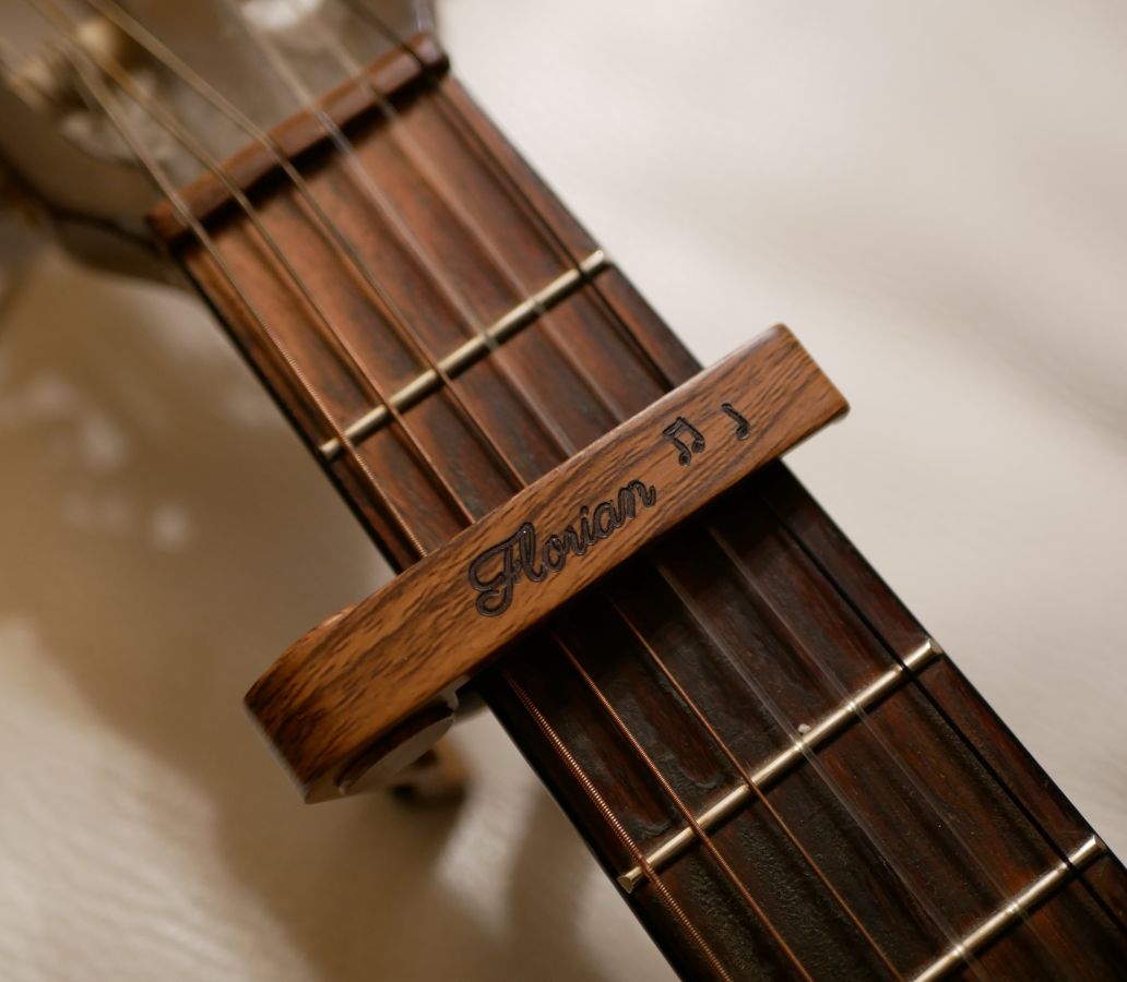 Capo guitare en aluminium gravé à personnaliser