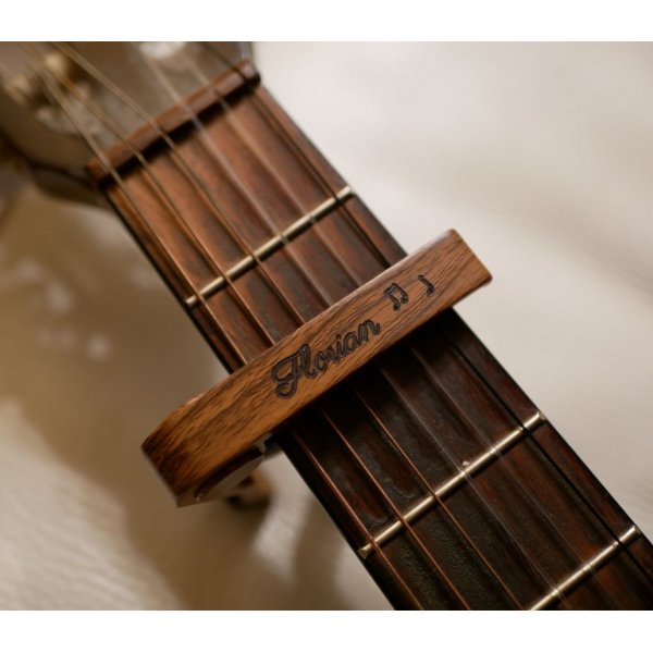 Capo guitare en aluminium gravé à personnaliser