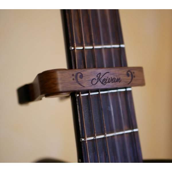 Capo guitare en aluminium gravé à personnaliser