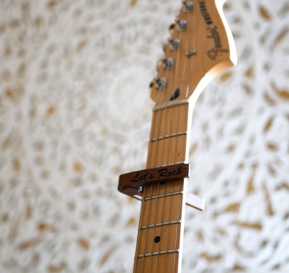 Capo guitare en aluminium gravure dorée à personnaliser
