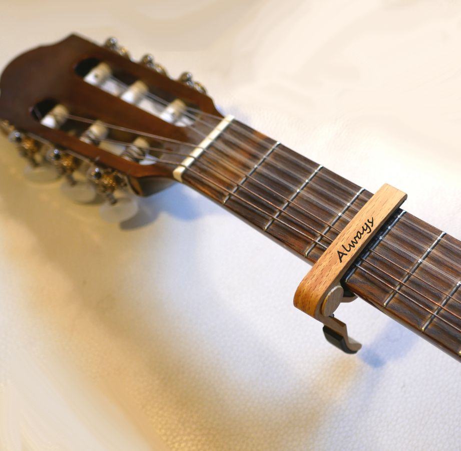 Capodastre personnalisé en aluminium clair gravé accessoire guitare 